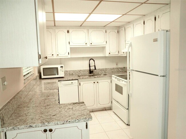Building Photo - 206 Andover Pl N