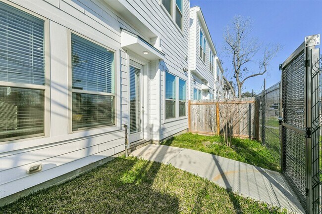 Building Photo - 308 Queen Sude Ln