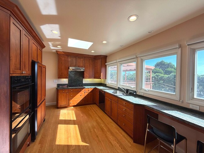 Building Photo - UPDATED BRIGHT 2000sf 4BR/2BA Monterey Hei...