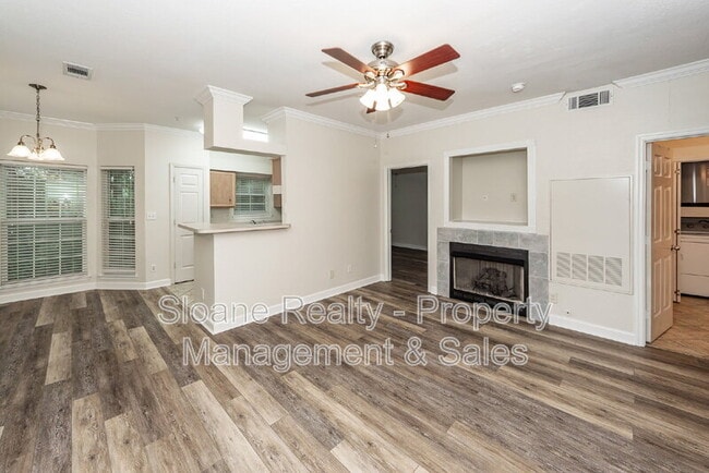Building Photo - 700 Daniel Ellis Dr