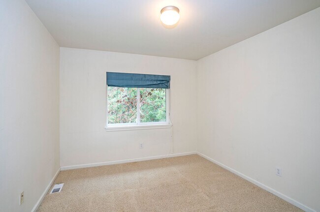 Building Photo - Beautiful Craftsman Home for Rent on Fox Island