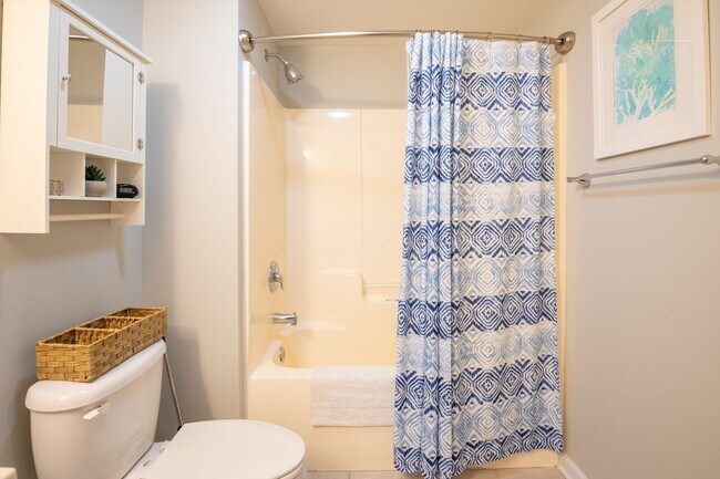 Building Photo - OFF-SEASON FURNISHED MONTHLY RENTAL AVAILABLE JAN '26