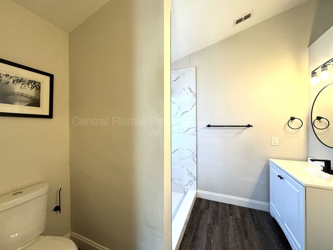 Building Photo - 402 Lark Ct