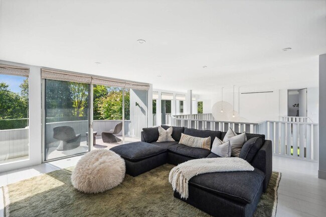 Building Photo - 8 Heller Ln