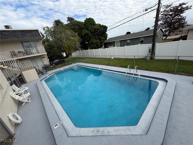 Building Photo - 4923 Vincennes Ct