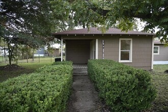 Building Photo - 302 S Oneal St