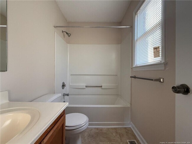 Building Photo - 403 W 8th Ave