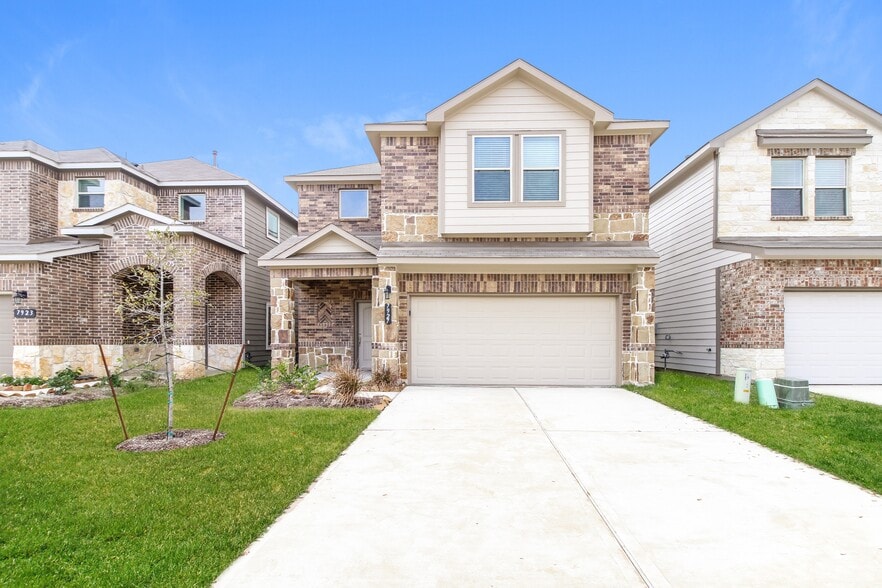 Primary Photo - 7927 Fijian Cypress Dr