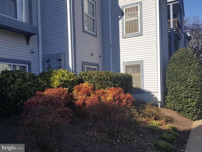 Building Photo - 6921 Victoria Dr