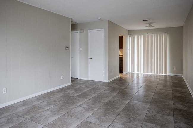 Building Photo - 706 W 10th St