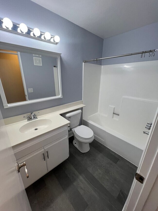 Building Photo - 1/2 off 1st month's rent! 2 Bedroom, 2 Bath & 2 Parking Spaces.