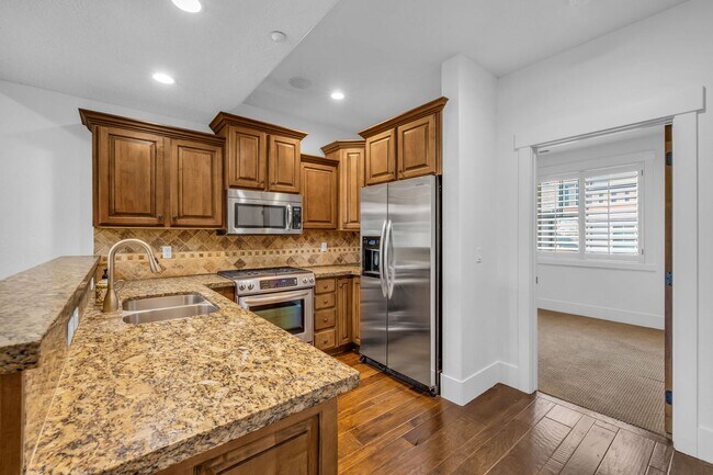 Building Photo - Parks Edge Townhome - BEST PRICE -$2700 pe...