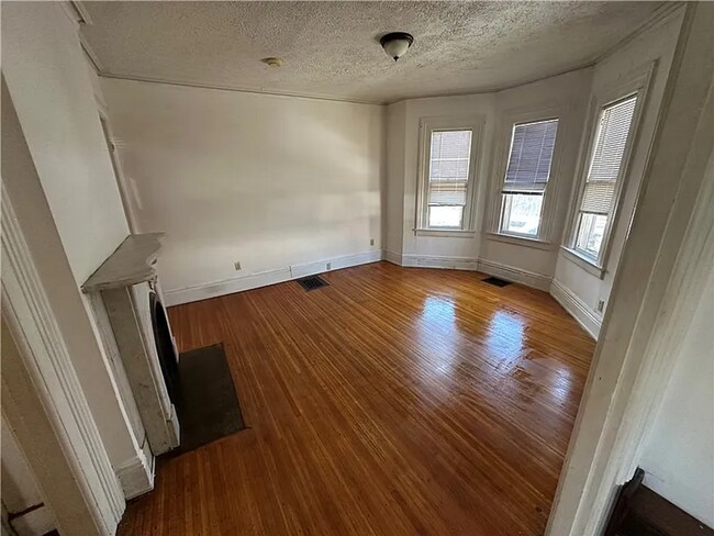 Building Photo - 525 Averill Ave