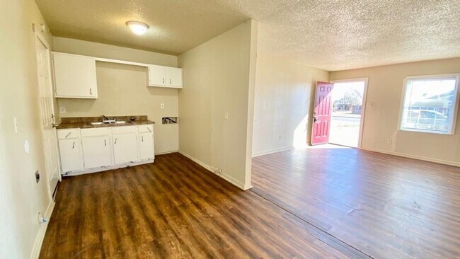 Building Photo - Handyman Special $0 First Month's Rent / “...