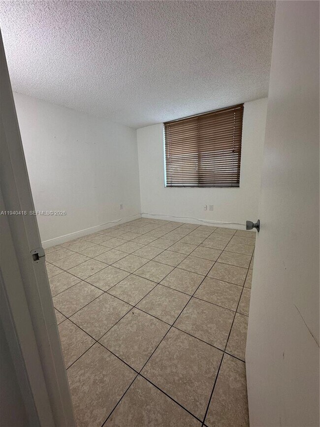 Building Photo - 919 Hillcrest Dr