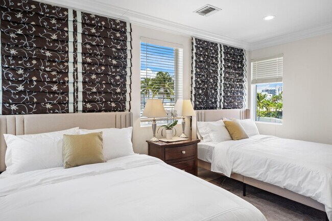 Building Photo - 514 N Birch Rd