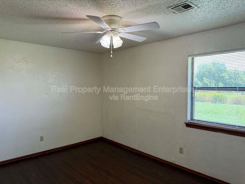 Building Photo - 1803 Sandrock Rd