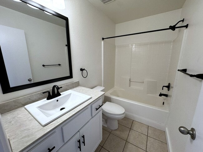 Building Photo - Beautiful Remodeled 3 bed, 2 bath home in convenient El Mirage neighborhood!