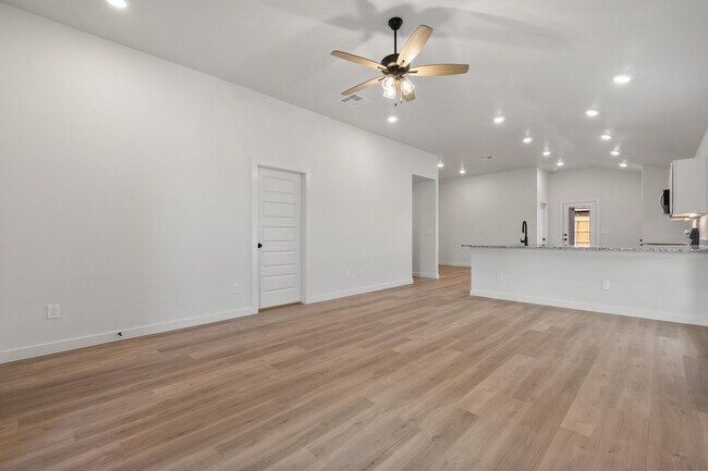 Building Photo - 2025 Cottonwood Ave