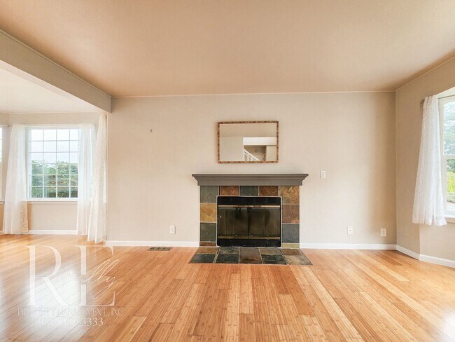 Building Photo - Modern Elegance Meets Tranquil Lakeside Living On Osprey Circle