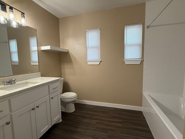 Building Photo - Newly Remodeled 2 Bedroom-1 Bath House