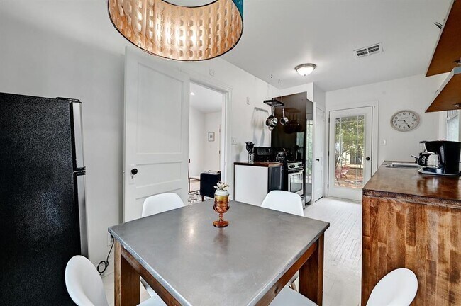 Building Photo - 2943 Higgins St