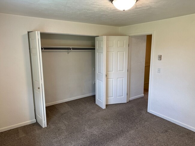 Building Photo - 2 bedroom 1.5 bathroom duplex in Springfield!
