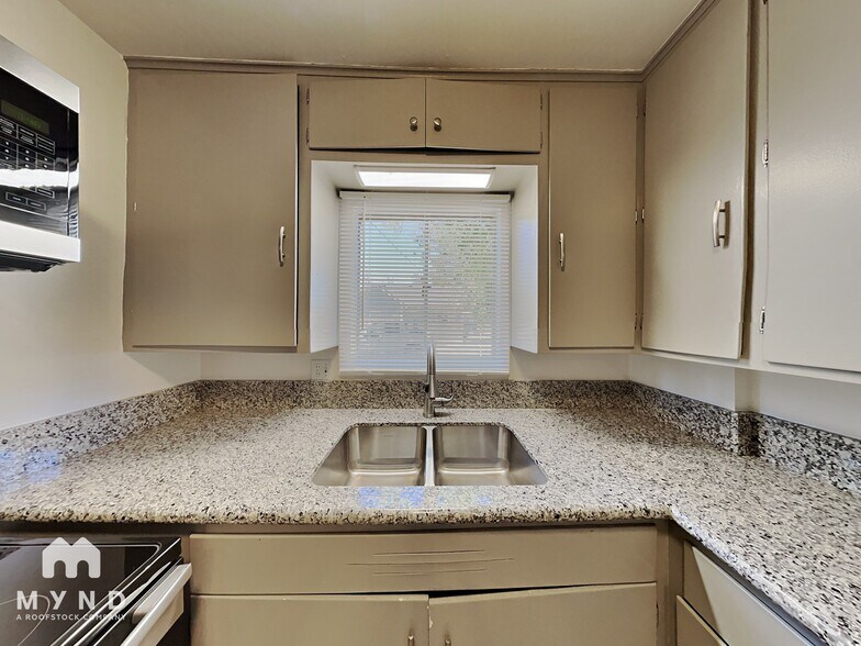 Building Photo - 220 Hillcrest Dr