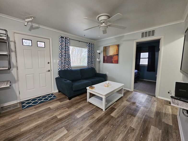 Comfy couch w lift top table - Quiet Furnished 1BR Near EMU, U-M & Hospitals