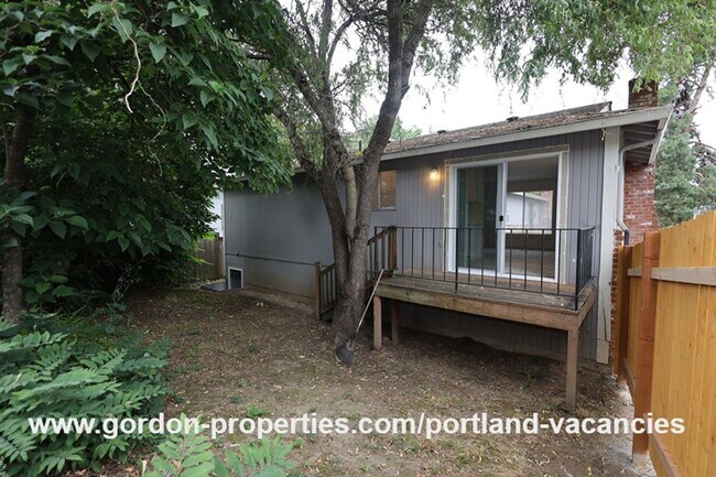 Building Photo - SE 15th Ave - remodeled 3 bedroom duplex w...