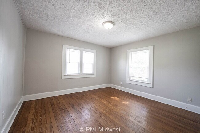 Building Photo - "Charming 3-Bed Duplex Gem in Indianapolis – Spacious 1300 Sq Ft Haven!"