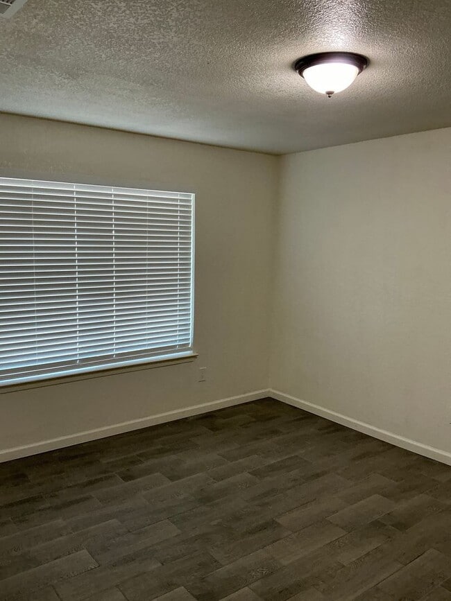 Building Photo - 4/2 with Premium Finishes & Great Backyard