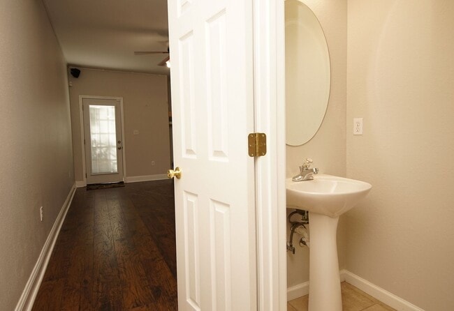 Building Photo - Central Niceville Location