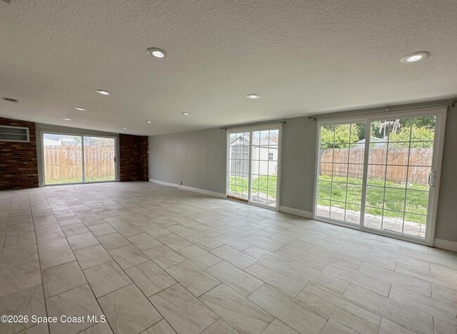 Building Photo - 1082 Madrid Rd