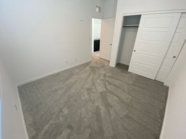 Building Photo - Beautiful 4 bed/3.5 bath home located in N...