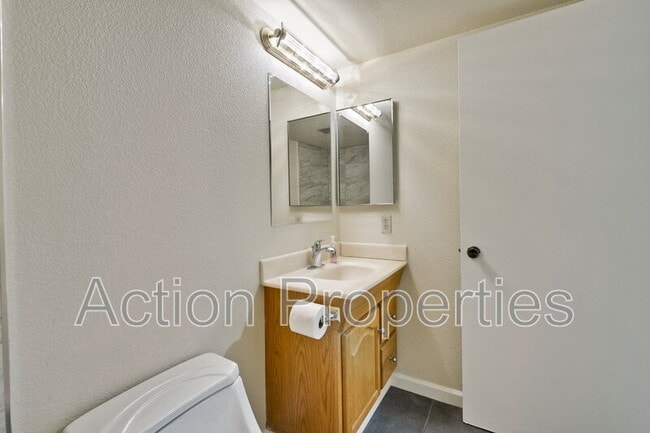 Building Photo - 1999 Garden Bing Cir