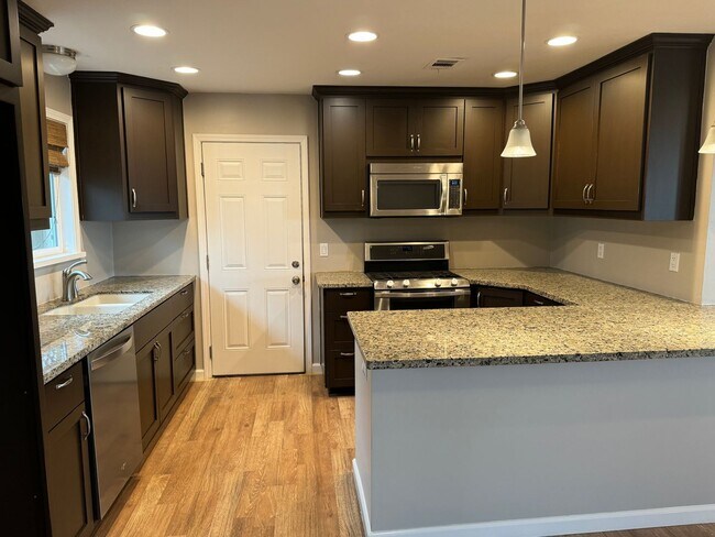 Building Photo - Avail 11/7. Nicely Updated Home in Downtow...
