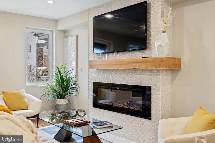 Building Photo - 331 W St NE