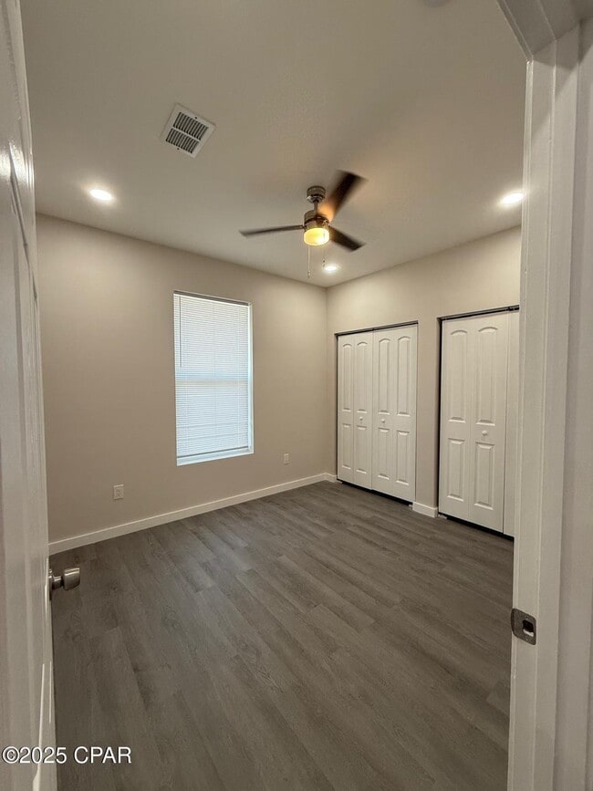 Building Photo - 2913 E 5th Ct