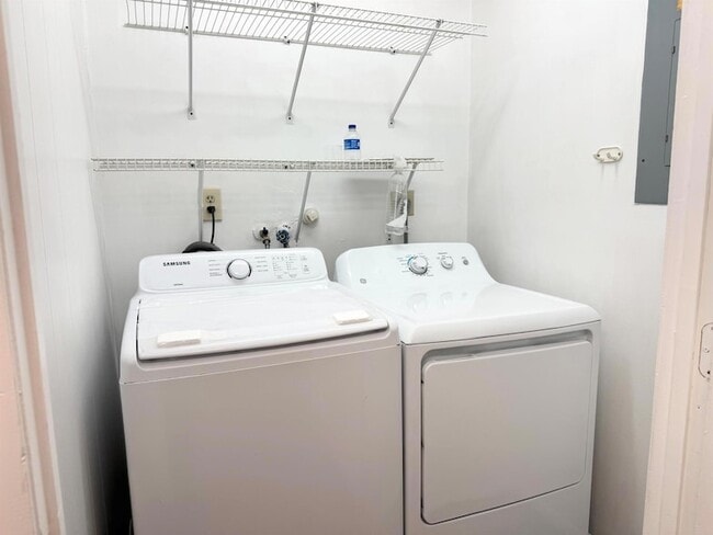 Building Photo - 1156 Grandview Cir