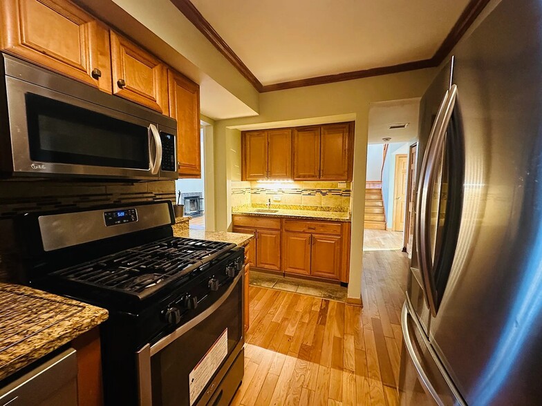 Kitchen - 1617 Estate Cir