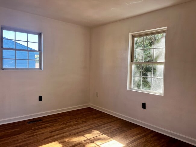 Building Photo - 820 Whitney Ave NW