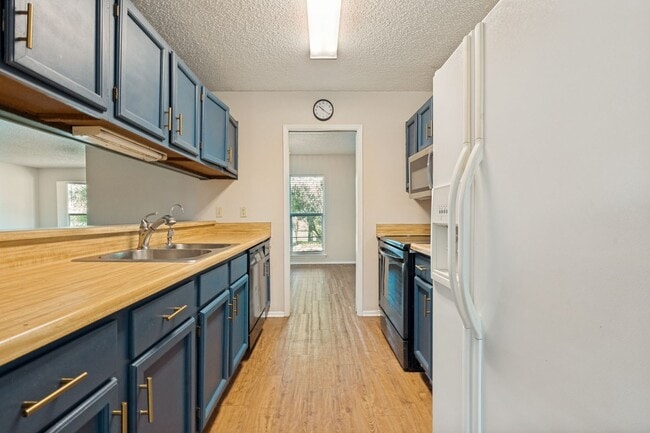 Building Photo - 16006 Eagleway St