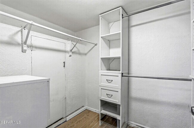 Building Photo - 513 Cardon St