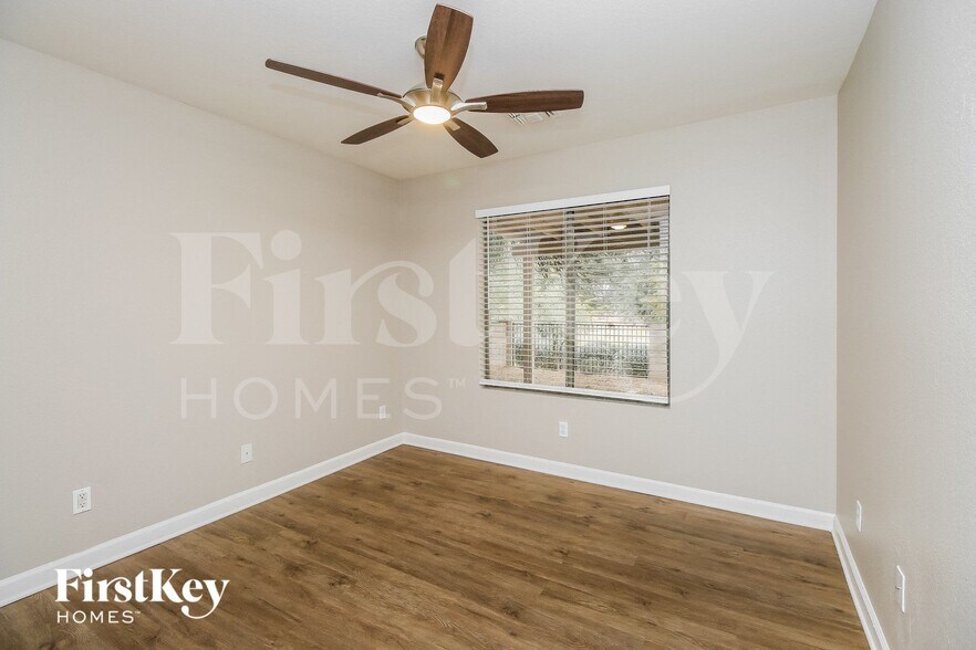Building Photo - 1610 E Desert Ln