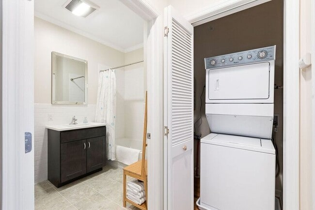 Building Photo - 450 Pompton Ave