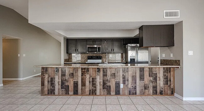 Building Photo - 604 W Kiva Ave