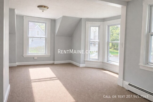 Building Photo - 496 Main St