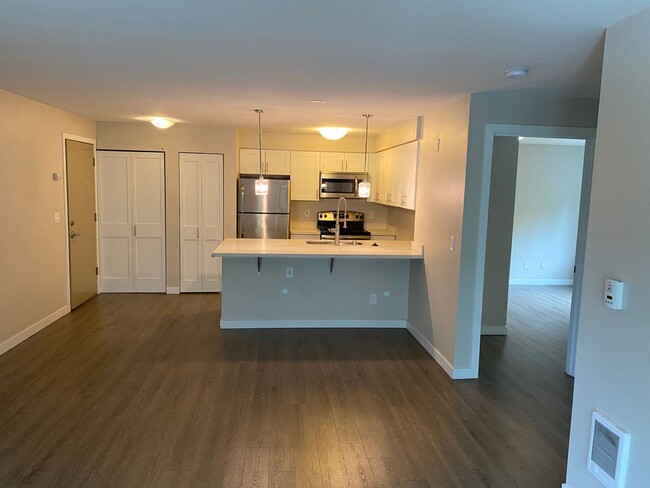 Building Photo - 1800 Eastlake Apts (Scenic)