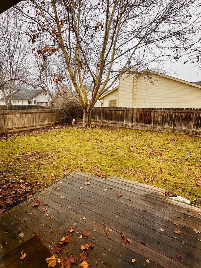 Building Photo - Single level living 3 bedroom, 2 bath home...